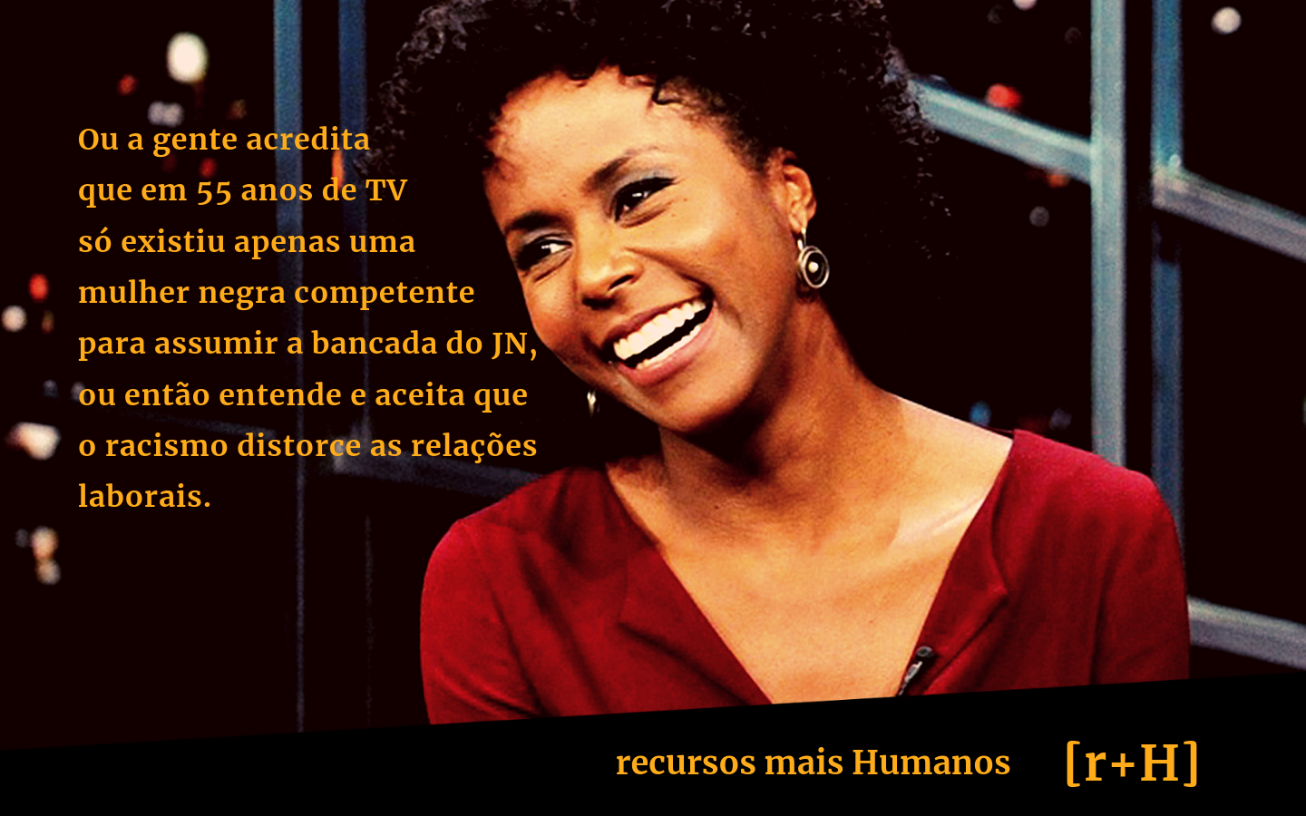 Maju Coutinho sorri texto: Ou a gente acredita que em 55 anos de TV só existiu apenas uma mulher negra competente para assumir a bancada do JN, ou então entende e aceita que o racismo distorce as relações laborais.
